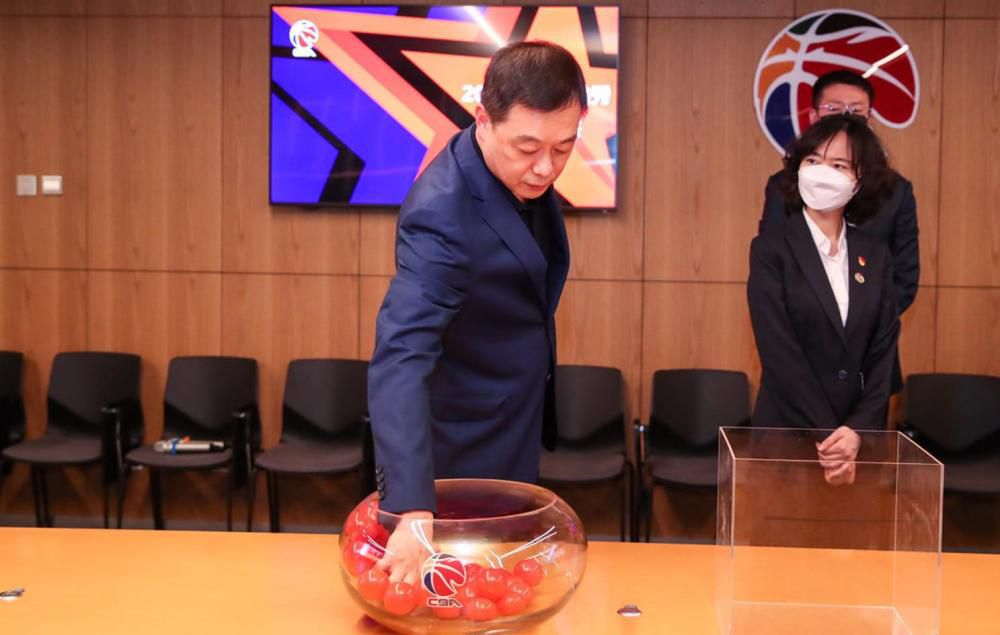 马忠良赶紧鞠躬说道：叶大师您教训的是，在下一定牢牢谨记......叶辰没再理他，转过身对萧薇薇说：薇薇，你就按我要求的做吧，接手公司好好做事、好好做人，千万不要让我失望。